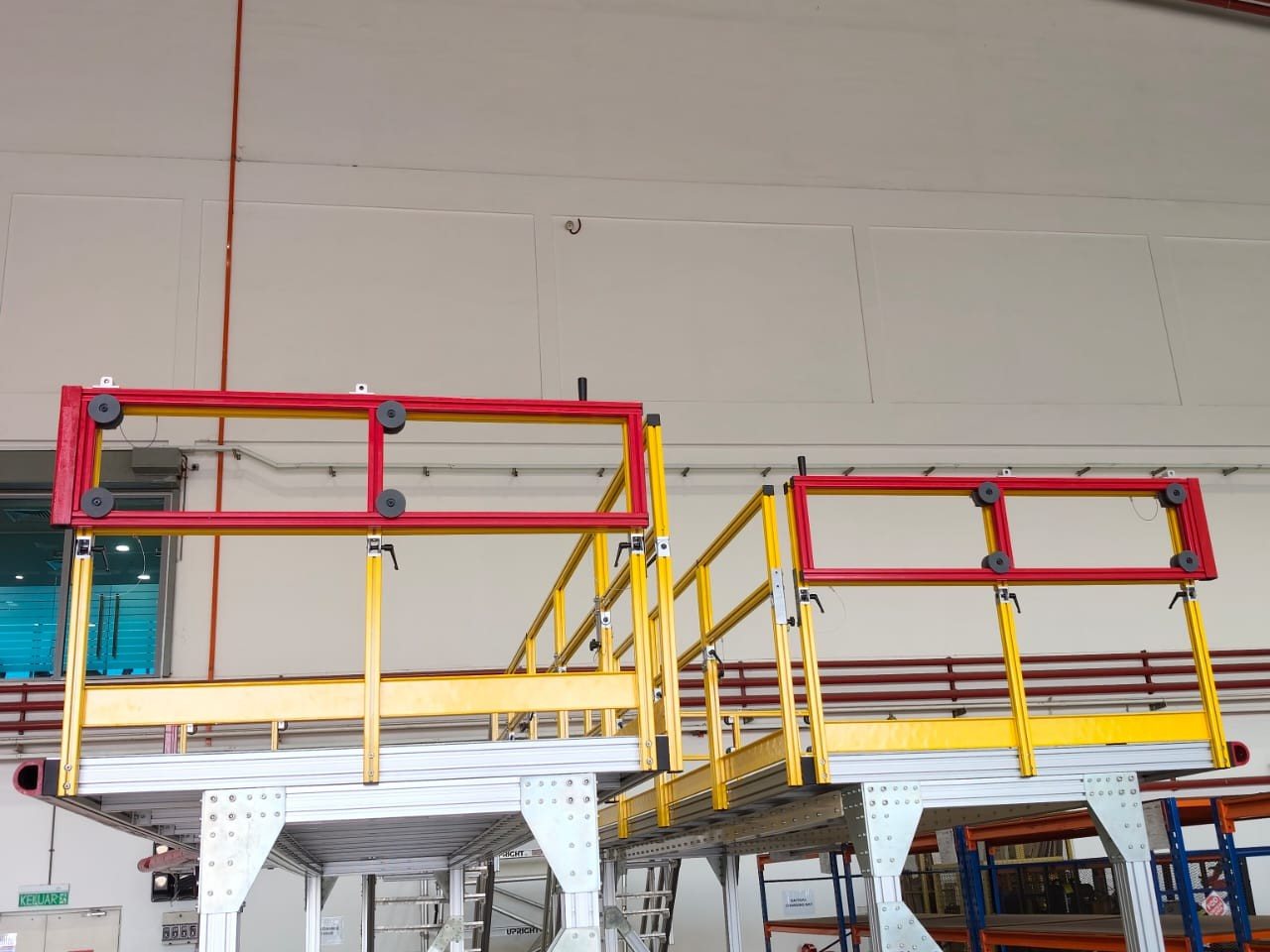 AW139 maintenance platform — safety fence