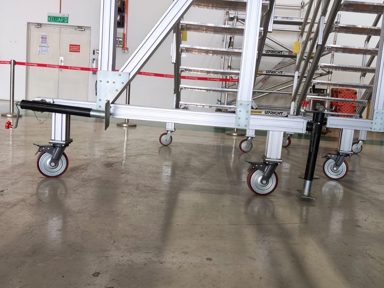 AW139 maintenance platform — caster mobility