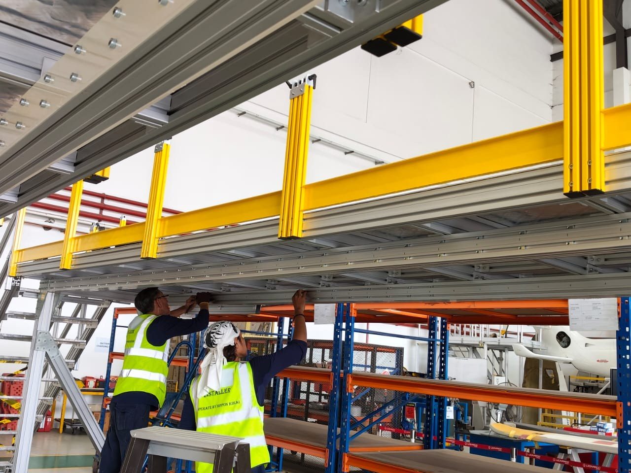 AW139 maintenance platform — in use